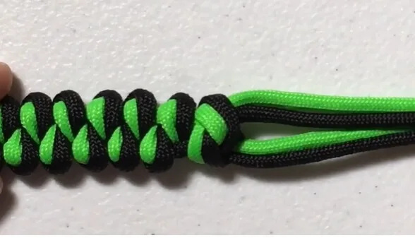 Paracord Keychain Designs - Growling Dog Knot