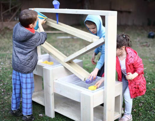 DIY Sand and Water Table for Kids Plan by TheDIYPlan
