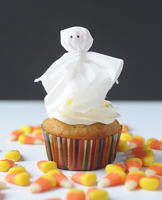 DIY Lollipop Ghost Cupcake Topper por Minted