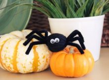 Pipe Cleaner Yarn Spiders to Spook for Halloween