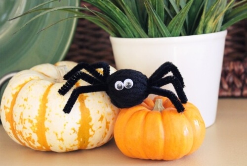 Pipe Cleaner Yarn Spiders to Spook for Halloween