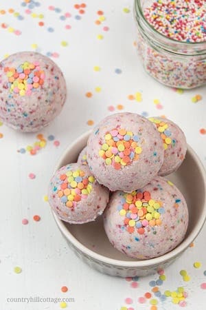 DIY Bath Bombs Without Citric Acid for Kids by Country Hill Cottage