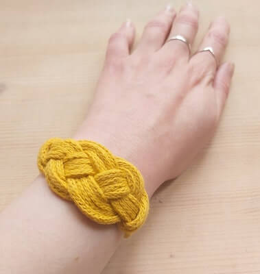 Macrame Bracelet Pattern by Make And Fable Crafts