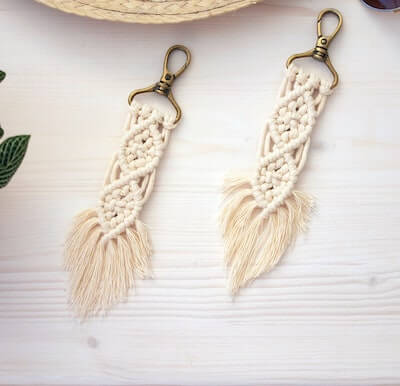 Macrame Keychain Pattern by Vila Vera