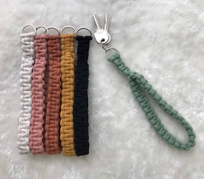 Macrame Wristlet Tutorial by Studio Ot