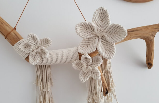 Macrame Flower Wallhanging Pattern by ThisIsSuzy
