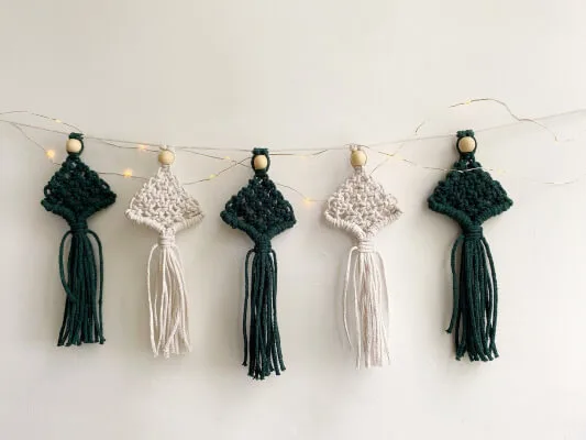 Christmas Tree Garland Macrame Pattern by MacrameIsLove