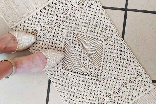 How to Make a Bohemian DIY Macrame Rug by eliscety