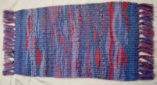 A Peg Loom Rug Weaving Pattern for Beginners by WeavingMe