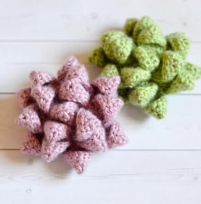 Holiday Gift Bow Crochet Pattern by MissMaryMACdesigns