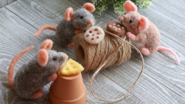 Country Mouse with cheese & cookie Needle Felting Kit from WoollyPets
