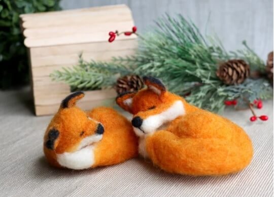 Kit de fieltro con aguja The Sleeping Red Fox de WoollyPets