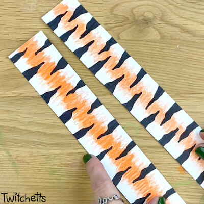 Easy Tiger Bookmark Craft para niños por Twitchetts