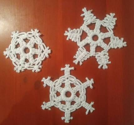 Patrón de macramé de copos de nieve de Navidad de KnotMeditation