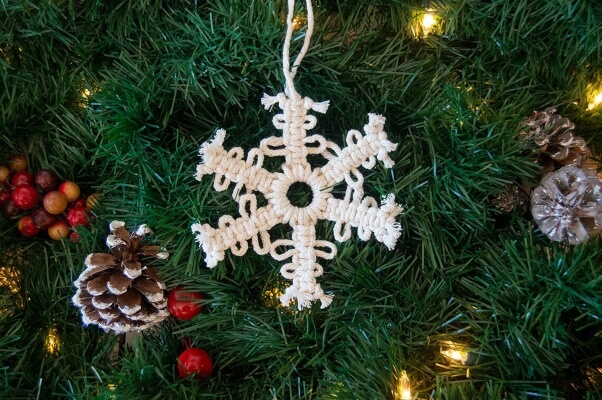 DIY Snowflake Macrame Pattern by SetItDownShop To