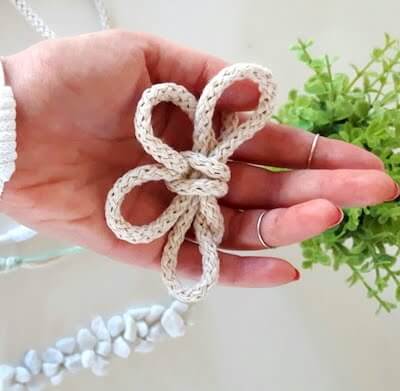 Tutorial de nudo de mariposa de macramé por Share A Knot