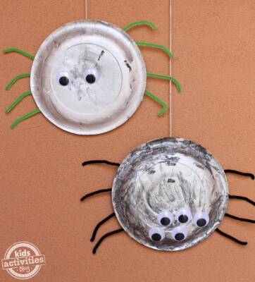 Artesanía de arañas con platos de papel adorablemente espeluznantes a partir de actividades para niños