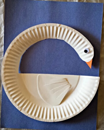 Manualidades con plato de papel de cisne para niños de Crafty Morning