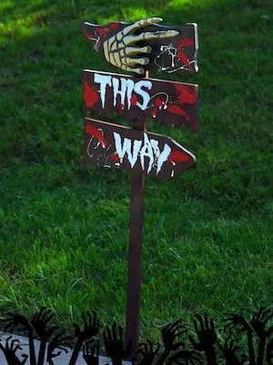 Easy DIY Scary Outdoor Halloween Sign Decorations by The Tip Toe Fairy