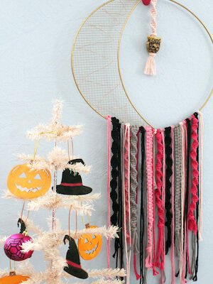 Guirnalda de Halloween Macrame Moon de One Mama's Daily Drama