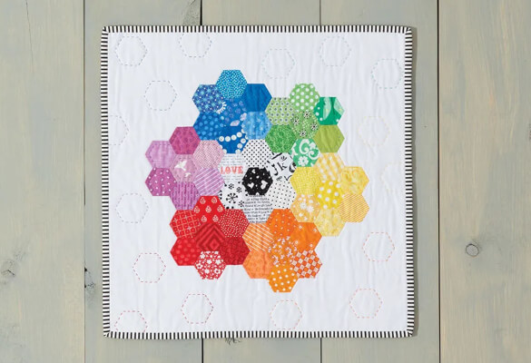 Patrón de mini edredón Rainbow Hexagon de Quilting Daily