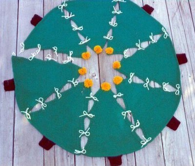 Christmas Tree Skirt Knitting Pattern by Frugal Knitting Haus