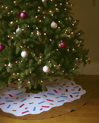 Doughnut Christmas Tree Skirt Pattern by The Paper Mama