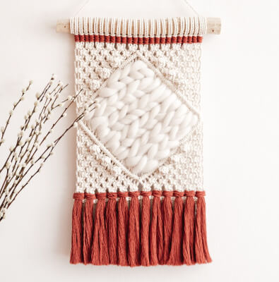 Tutorial para colgar en la pared con tejido de macramé de KnotsAndWallflowers