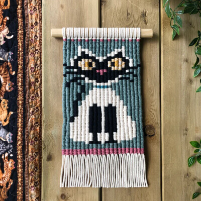 Small Wall Hanging Cat Macrame Pattern by KnottingFlats