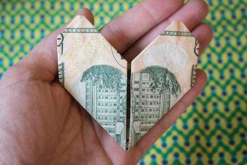 Doblar un billete en un corazón de origami de HGTV