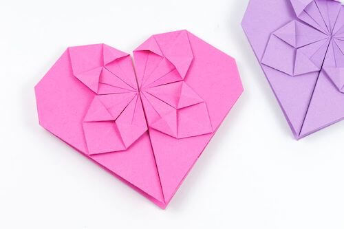 Cómo hacer un corazón de origami por The Spruce Crafts