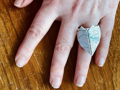 Anillo de corazón de origami de The Travelling Bookbinder