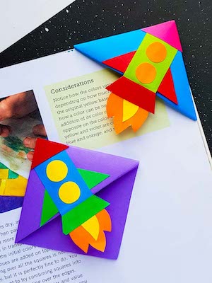 Marcador de esquina de cohete de origami de Artsy Craftsy Mom