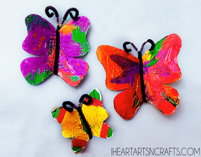 Artesanía fácil de mariposa con papel de aluminio de I Heart Arts N Crafts