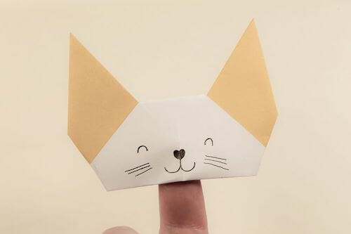 Tutorial de marionetas de dedo de origami por The Spruce Crafts