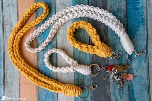 Cómo tejer un llavero con cordón de ganchillo por Heart Hook Home