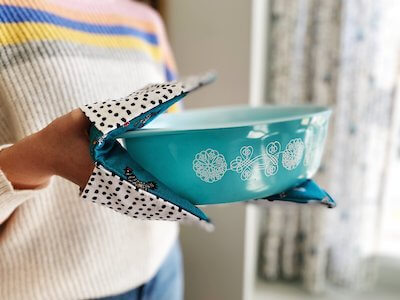 How To Make Pot Holders With Hand Pockets by Pin Cut Sew Studio