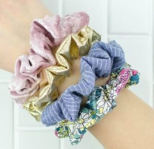 Scrunchies de bricolaje de tela de desecho por A Little Craft In Your Day