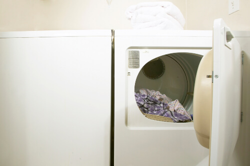 ¿Cómo puede encoger el poliéster usando su secadora?