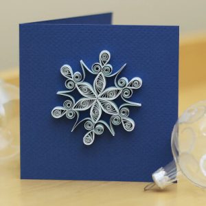 Tarjeta Quilling de Navidad con copos de nieve de Paper Zen