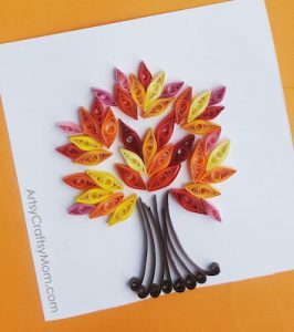 DIY Paper Quilling Fall Tree Craft por Artsy Crafty Mom