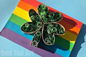 Tarjeta de papel Quilled Shamrock de Red Ted Art