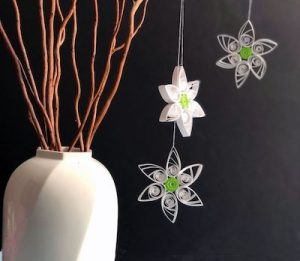 Flores de papel para filigrana de The Spruce Crafts