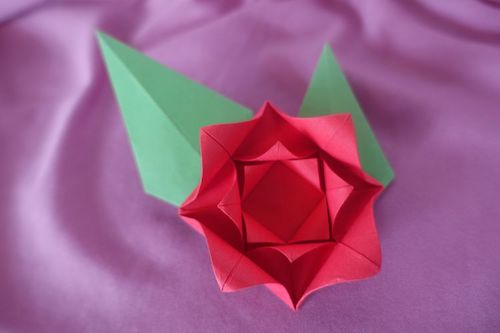 Fácil Origami Rose por The Spruce Crafts