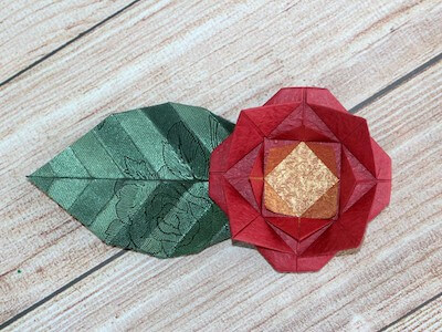 Cómo hacer una rosa de origami fácil por Holly Spanner