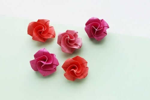 Cómo hacer fácil una rosa de origami en flor por The Craftaholic Witch