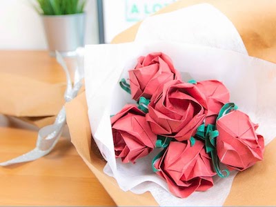 Ramo de rosas de origami de The Little Genius Workshop