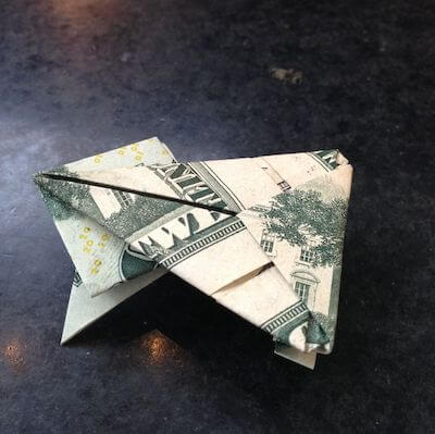 Cómo hacer una rana de dinero que salta de origami por Brit Co